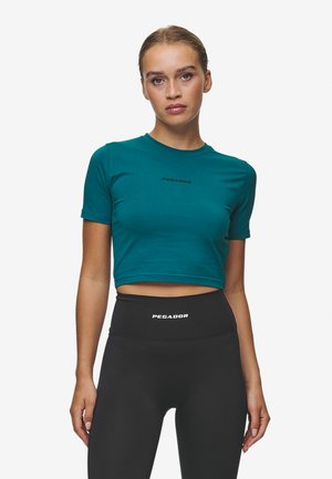 INES CROPPED BABY TEE - T-shirts - washed urban turquoise,black gum