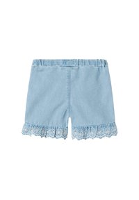 Ljusblå denimshorts med elastisk midja, prydda med ett dekorativt vitt spetsband vid fållen. Slät yta, avslappnad design.