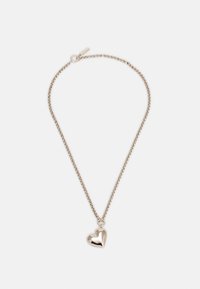 Srebrny naszyjnik z łańcuszka z błyszczącym, trójwymiarowym wisiorkiem w kształcie serca. Łańcuszek ma małe ogniwa, a wisiorek wisi na pętli.