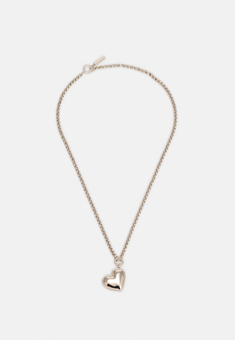 Srebrny naszyjnik z łańcuszka z błyszczącym, trójwymiarowym wisiorkiem w kształcie serca. Łańcuszek ma małe ogniwa, a wisiorek wisi na pętli.