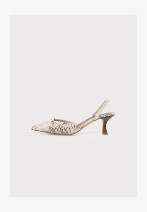 Décolleté slingback a punta con tacco curvo di media altezza, motivo pitonato beige e nero e piccolo dettaglio dorato sulla parte superiore.