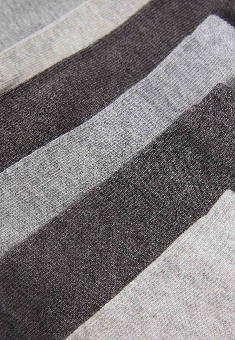 Tela a rayas en tonos gris y negro de diferentes anchos, con una textura suave y un tejido fino, destacando los tonos contrastantes de gris.