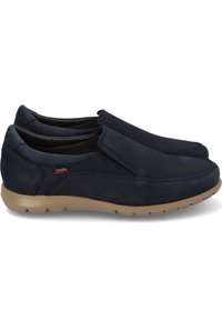 Zapatos de piel de color marino tipo slip-on con suela de goma baja, que presentan costuras sutiles y un pequeño logo rojo en el lateral.