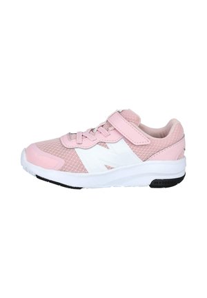 Zapatilla deportiva rosa con parte superior de malla, detalles blancos, correa ajustable y una entresuela blanca acolchada con una suela negra.