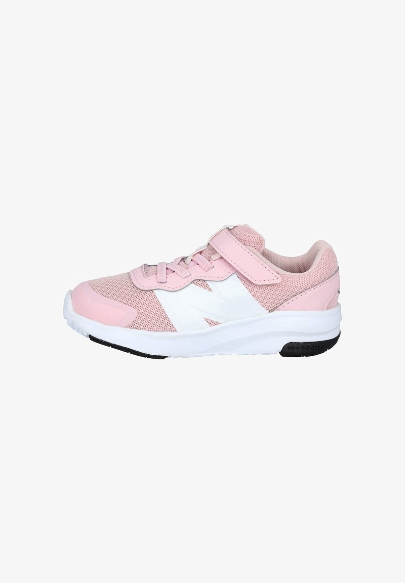 Zapatilla deportiva rosa con parte superior de malla, detalles blancos, correa ajustable y una entresuela blanca acolchada con una suela negra.