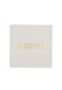 Piatto quadrato decorativo in ceramica di un tenue rosa con un bordo rialzato e la parola "amor" in lettere dorate metalliche. Superficie liscia.