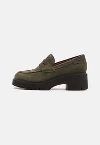 Roheline sametist loafer, millel on lai plokk-kanna ja tekstuuriga kummist tallad. Omab õmmeldud esiosa ja tagasihoidlikku brändimist taga.