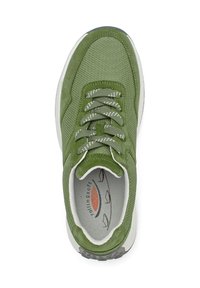 Grüne Sneaker mit einem Obermaterial aus Mesh und Suede-Akzenten, runden Schnürsenkeln, gepolstertem Innenfußbett und einer strukturierten Gummisohle.