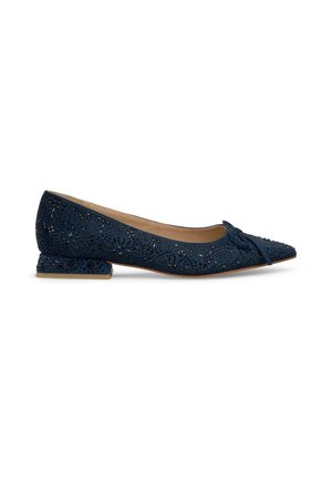 Ballerines bleu marine avec un bout pointu, un design perforé, un petit talon carré et un accent en nœud décoratif à l'avant.