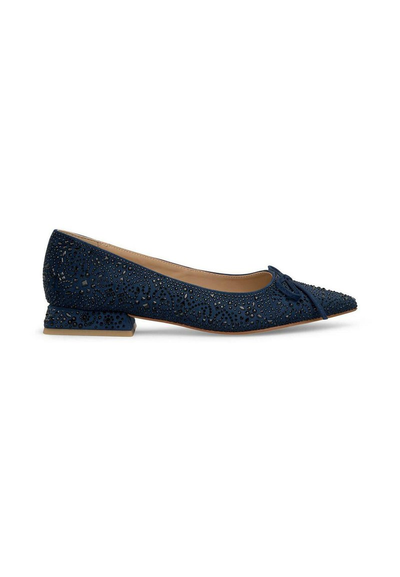 Navyblaue Ballerinas mit spitzem Zehenbereich, durchbrochener Gestaltung, kleinem Blockabsatz und einem dekorativen Schleifenakzent auf der Vorderseite.