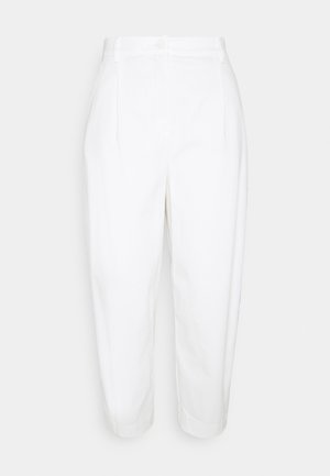 Bílé kalhoty s vysokým pasem, sklady, zúženými nohavicemi a hladkým povrchem. Mají přední zapnutí na knoflík a boční kapsy.