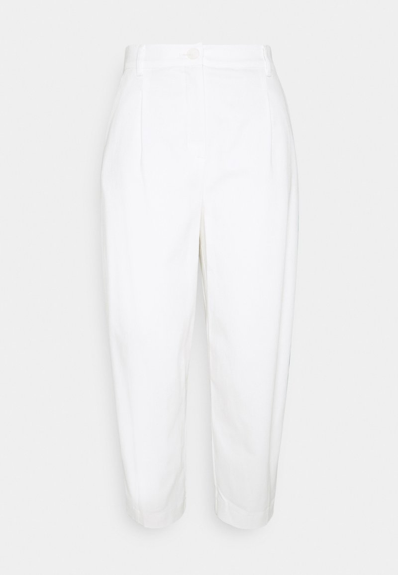 Witte, hoge broek met plooien, taps toelopende benen en een gladde textuur. Voorzien van een sluiting met een knoop aan de voorkant en zijzakken.