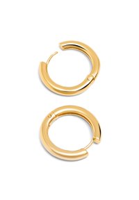 Goldene Creolen mit polierter Oberfläche, die eine abgerundete Form und einen sicheren Klappverschluss für einfaches Tragen aufweisen.