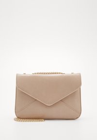 Beige kabelka ve stylu obálky s lesklým finišem, zlatým řetězovým popruhem a sklápěcím designem, obsahující minimální švy.