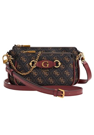 Braune und schwarze Guess Crossbody-Tasche mit goldener Kette, Monogramm-Muster, zwei Reißverschlussfächern und verstellbarem Lederband mit goldener Schnalle.