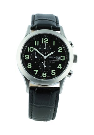 Montre chronographe à cadran noir avec grands chiffres lumineux, trois sous-cadrans, affichage de la date, boîtier argenté et bracelet en cuir noir.