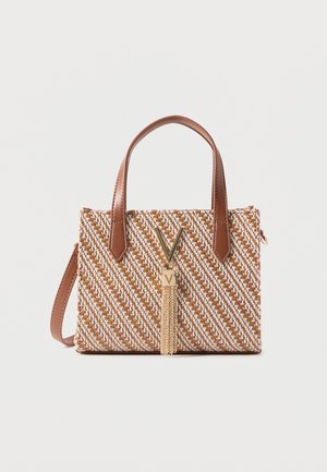 Rektangulær vævet håndtaske med brun og hvid diagonalt mønster, brune læderhåndtag og gyldent V-formet lås med kvastdetalje.