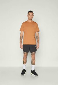 Puma COLOR SMALL LOGO TEE - Paprasti marškinėliai - melted caramel