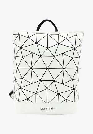 Mochila blanca con patrón de triángulos geométricos negros, asa negra y logo "SURI FREY" en el centro inferior.