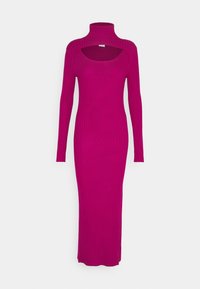 Robe ajustée à manches longues en tissu tricot côtelé. Couleur rose vif, col montant avec découpe ouverte au niveau de la poitrine, longueur jusqu'au sol.