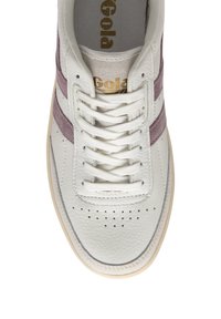Baskets en cuir blanc avec des rayures en daim violet, tige texturée et logo doré. Présente un bout perforé et des lacets blancs.