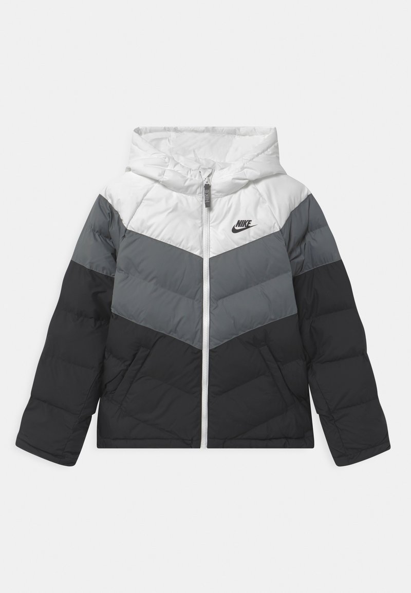 Giacca imbottita con cappuccio in blocchi di colore bianco, grigio e nero; presenta una chiusura con zip, tasche laterali e un logo sul petto.