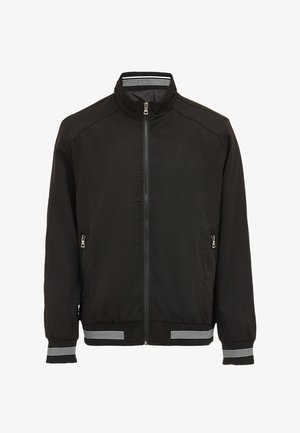 Schwarze Jacke mit hohem Kragen, durchgehendem Reißverschluss, zwei Seitentaschen, gestreiften Akzenten am Kragen und an den Manschetten sowie einer glatten Stofftextur.