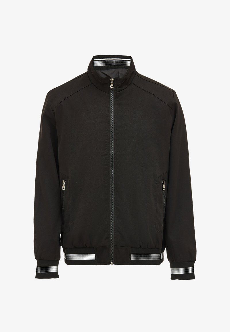 Jachetă neagră cu guler înalt, fermoar frontal, două buzunare laterale, accente cu dungi la guler și încheieturi și o textură de țesătură netedă.