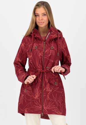 Bordeauxkleurige jas met een abstract bloemenpatroon, trekkoordkap en tailleband. Bevat twee voorzakken met knoopsluitingen.