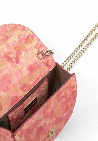 Bolso cruzado de cuero marmolado en tonos rosa y naranja con una correa de cadena, que cuenta con un cierre a presión dorado y un bolsillo interior con marca.