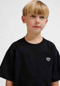 Sort bomulds T-shirt med korte ærmer og rund halsudskæring, der har et lille broderet abe-logo på venstre bryst.