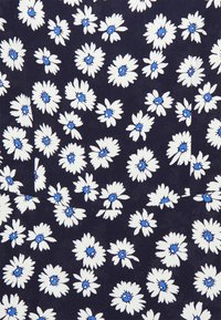 Tissu foncé avec un motif de marguerites blanches dispersées, ornées de centres bleus.