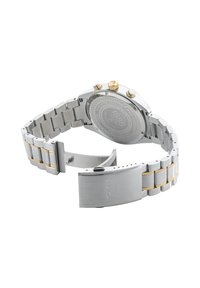 Reloj de acero inoxidable en tonos plata y dorado con una esfera texturizada, dos pulsadores dorados y un cierre que presenta el nombre de la marca "ROAMER."