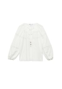 Blusa bianca con maniche lunghe a palloncino, scollatura tonda, bordino in pizzo sul petto e chiusura a fiocco, con bottoni decorativi sul davanti.