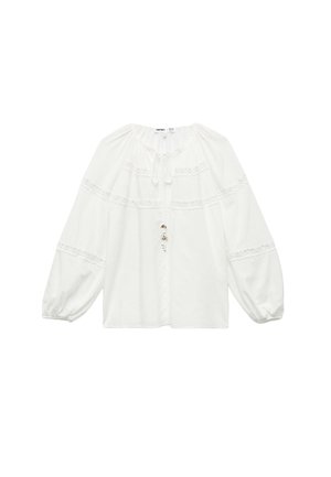 Witte blouse met lange pofmouwen, ronde halslijn, kantafwerking op de borst en een striksluiting, met decoratieve knopen aan de voorkant.