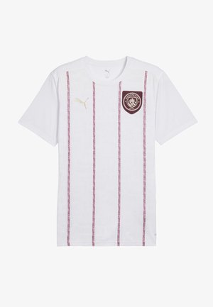 Fehér focimez rövid ujjakkal, függőleges bordó csíkokkal, bordó emblémával és arany Puma logóval a mellkason.