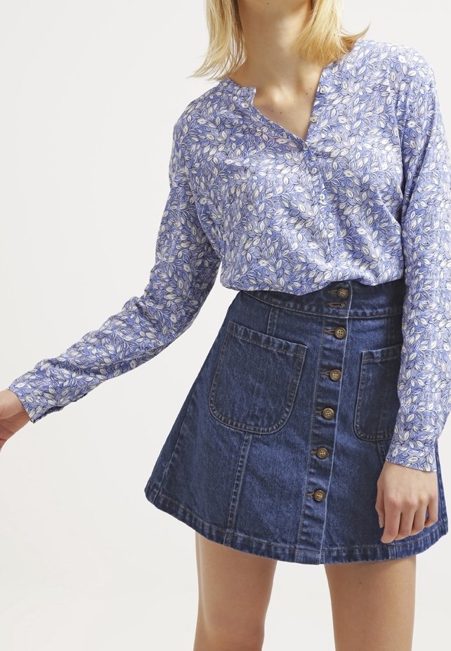 Sininen kukkakuosisekoitusblusa napillisella kauluksella, yhdistettynä tummansiniseen A-linjan hameeseen, jossa on etutaskut ja tupla napit.