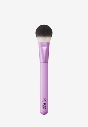 Ronde makeupkwast met zachte, twee-kleurige haren. Het handvat is lichtpaars met een metallic afwerking en heeft het merkenlogo "KIKO MILANO."