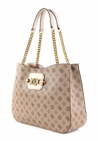 Borsa beige con motivo, dotata di catene dorate e di una chiusura decorativa centrale in oro, su uno sfondo bianco.