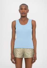 Top de bumbac ribbed de culoare albastru deschis, cu decolteu rotund și detalii decorative, asortat cu pantaloni scurți aurii cu un model floral și accente strălucitoare.