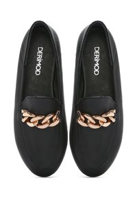 Mocassins noirs en cuir avec une finition texturée, ornés d'une chaîne dorée sur le devant et dotés d'une semelle plate.