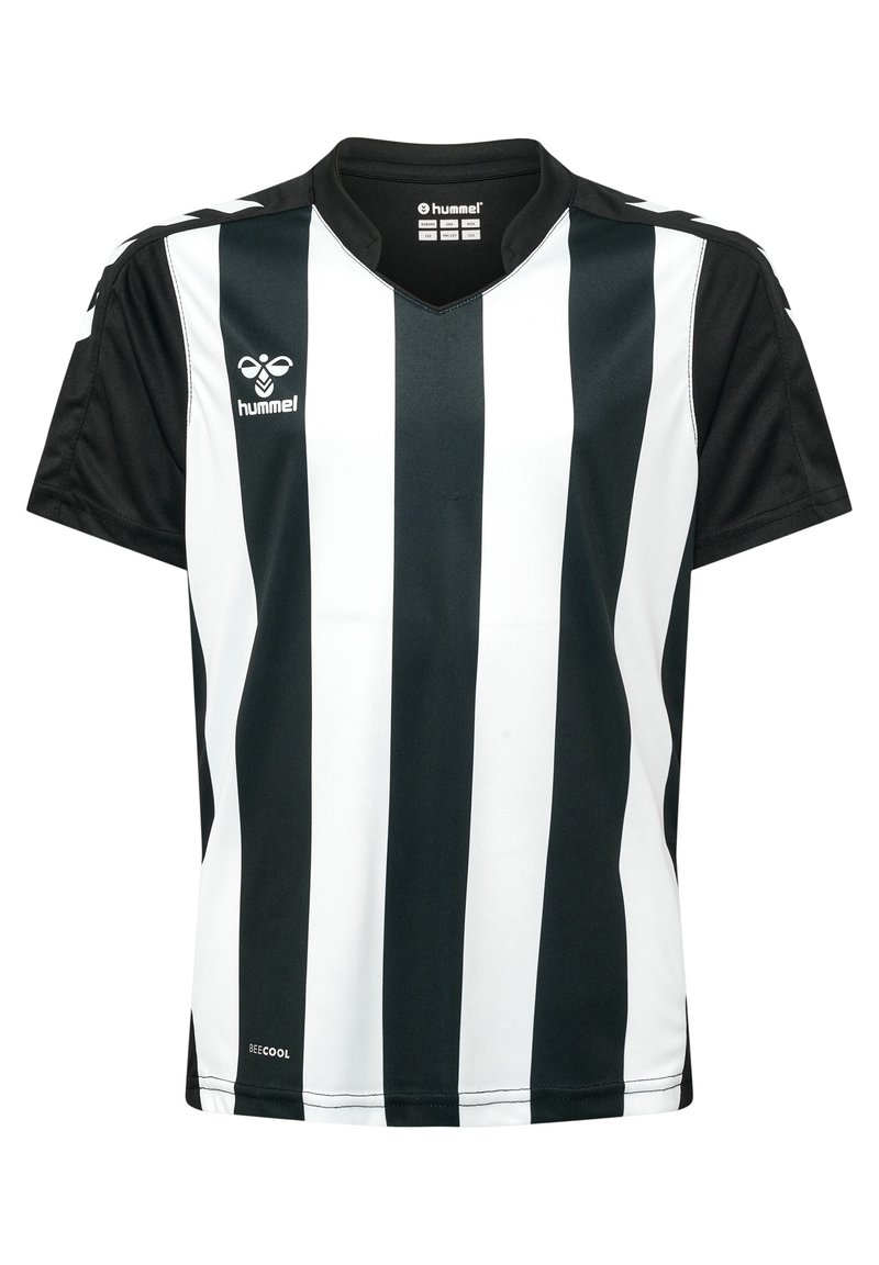 Randig svart och vit kortärmad sporttröja i lätt och andningsbart tyg; har v-ringning och en logotyp på framsidan.