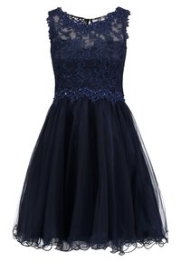 Mörkblå klänning med en åtsittande spetsöverdel, ärmlös design och lager av tylskjol. Pärlprydnader i midjan ger extra detalj.