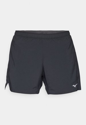 Pantaloni sportivi neri con cintura elastica, fessure sui lati e un logo riflettente in basso a destra. Realizzati in tessuto leggero.