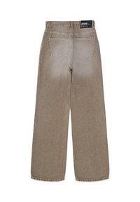Jeans de pierna ancha en denim color taupe claro, con dos bolsillos traseros y una etiqueta cosida en la cintura. Tejido texturizado con un acabado suave.