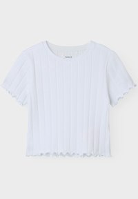 White ribbed short-sleeve t-shirt with a round neck and scalloped hem. Made of soft fabric, featuring vertical lines and a relaxed fit.
