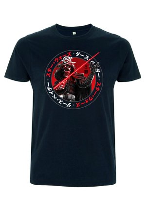 Sort bomulds T-shirt med et grafikdesign af en karakter med et rødt lyssværd og cirkulær tekst på japansk omkring det.