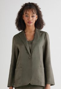 Olivgrön linneblazer med en knapp, slagkrage och två framfickor. Slät struktur och avslappnad passform med trekvartslånga ärmar.