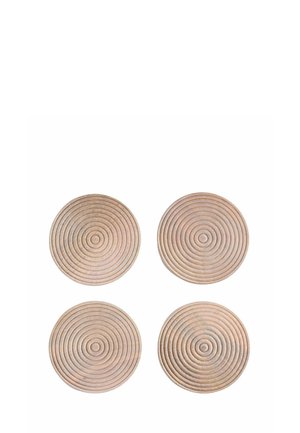 Quattro sottobicchieri rotondi in legno con scanalature a cerchi concentrici disposti in una griglia due per due su sfondo bianco.