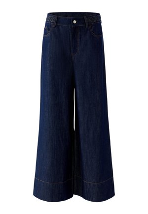 Donkerblauwe wijde denim broek met gevlochten tailleband, knopen aan de voorkant en zichtbare oranje stiksels.